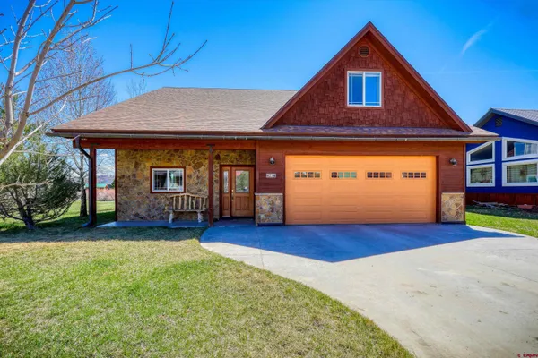 a view of front of a house with yard