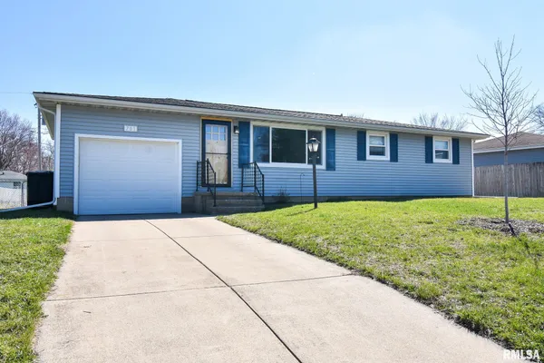 $199,900 | 701 Belaire Drive, Washington, IL 61571