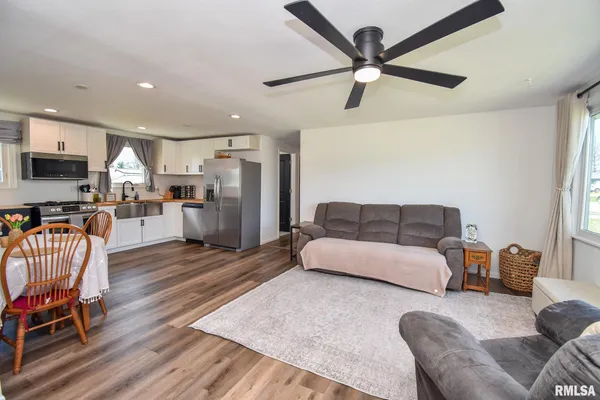 $199,900 | 701 Belaire Drive, Washington, IL 61571