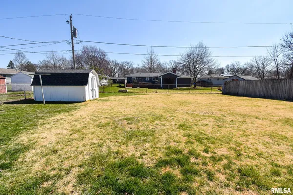 $199,900 | 701 Belaire Drive, Washington, IL 61571