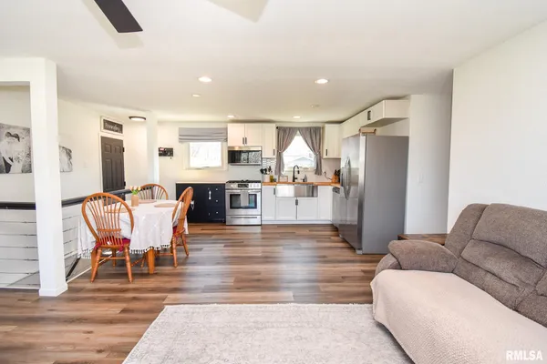 $199,900 | 701 Belaire Drive, Washington, IL 61571