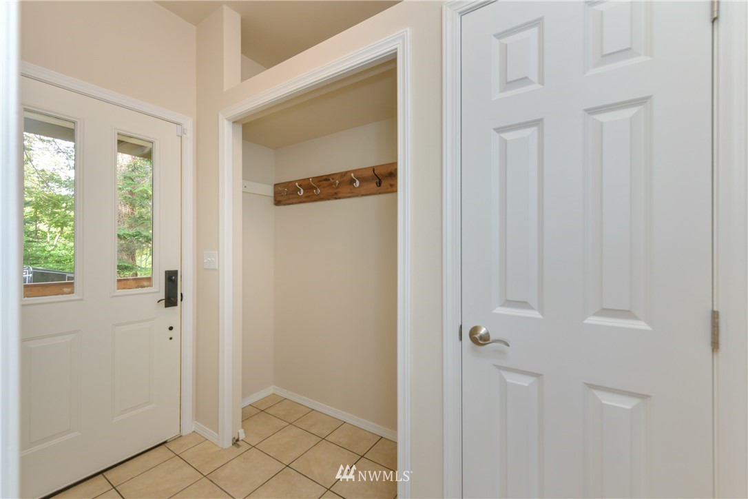 18184 Capet Zalsiluce Road La Conner, WA 98257 - Photo 21 of 25 a view of an entryway