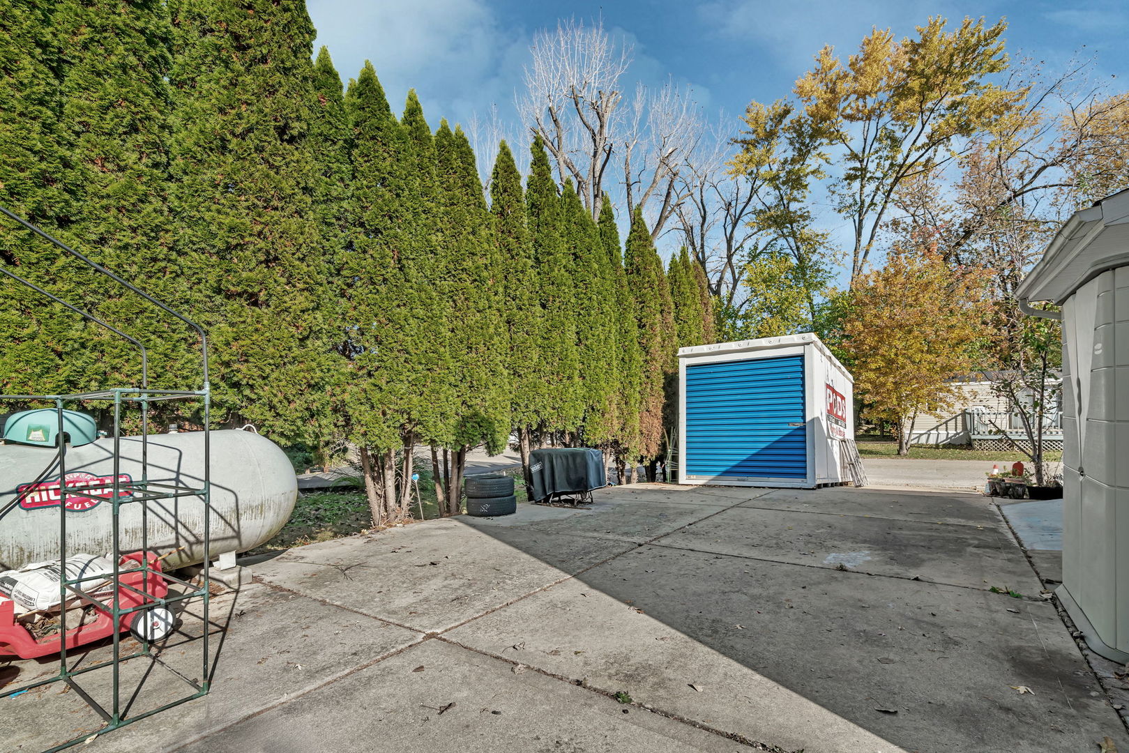 64 Fossil Ridge Road Wilmington, IL 60481 - Photo 22 of 40 a front view of a house with garden