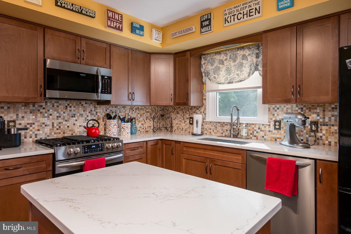 2906 Daniel Drive Reading, PA 19608 - Photo 10 of 23 Quartz island and countertops