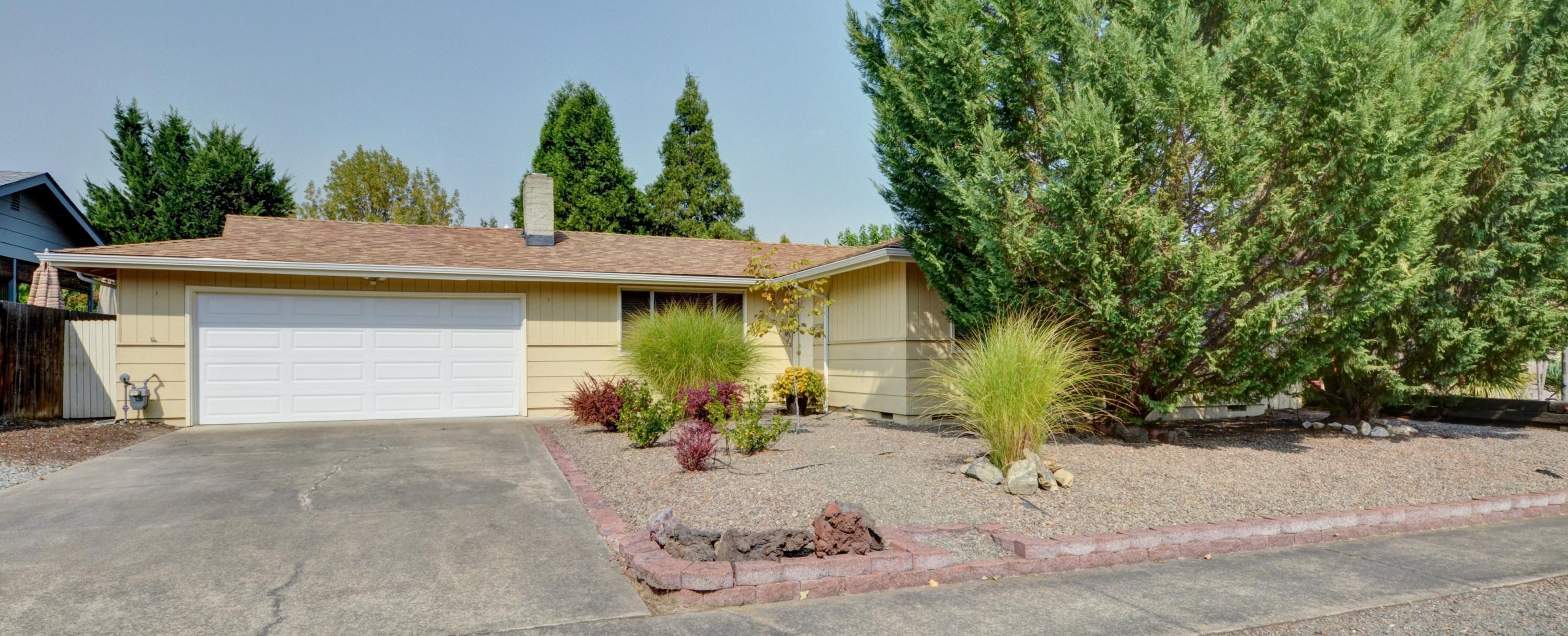95 Victoria Way Central Point, OR 97502 - Photo 1 of 16 Front of the house