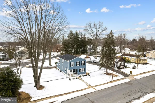 a view of houses with yard and trees