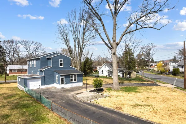 a view of a yard with a house