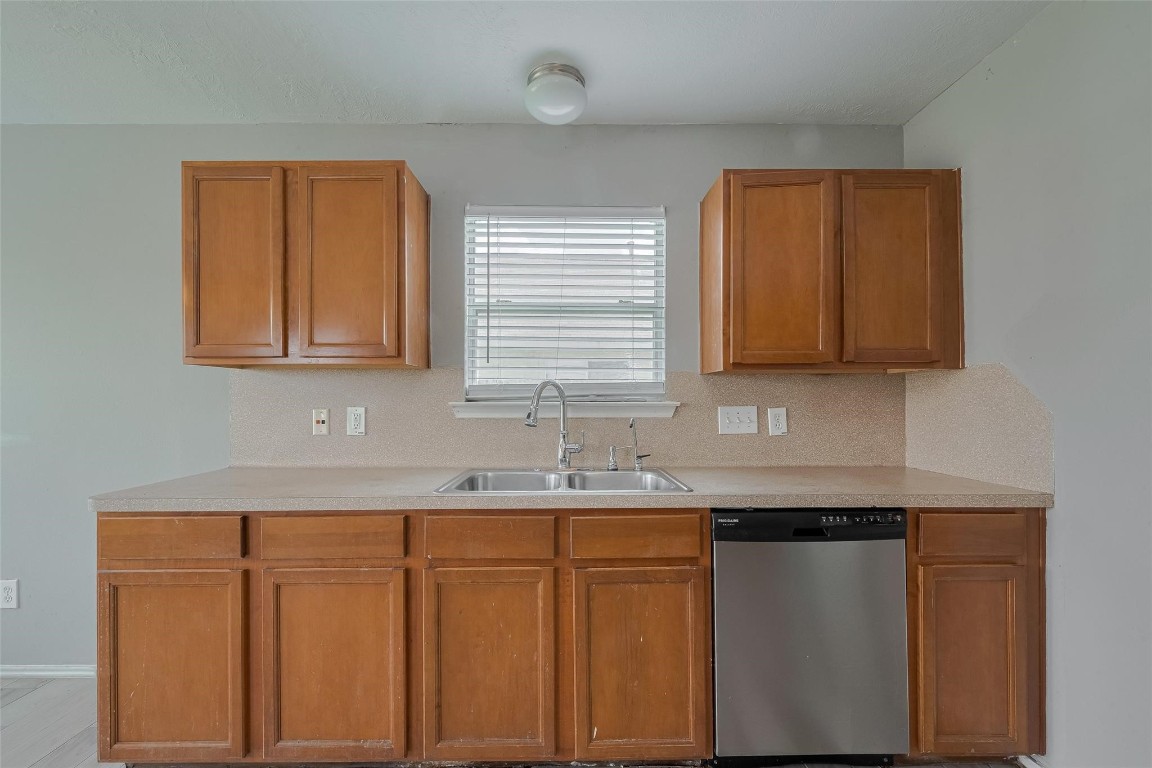 9926 Myrtle Field Lane Houston, TX 77044 - Photo 14 of 33 a bathroom with a sink and a mirror
