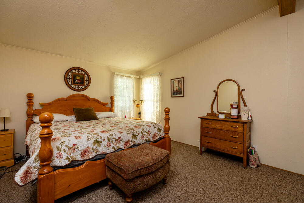 9332 Reeder Road Klamath Falls, OR 97603 - Photo 21 of 54 9332ReederRd-Bonnie-11