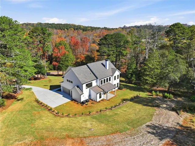 a view of a house with a yard
