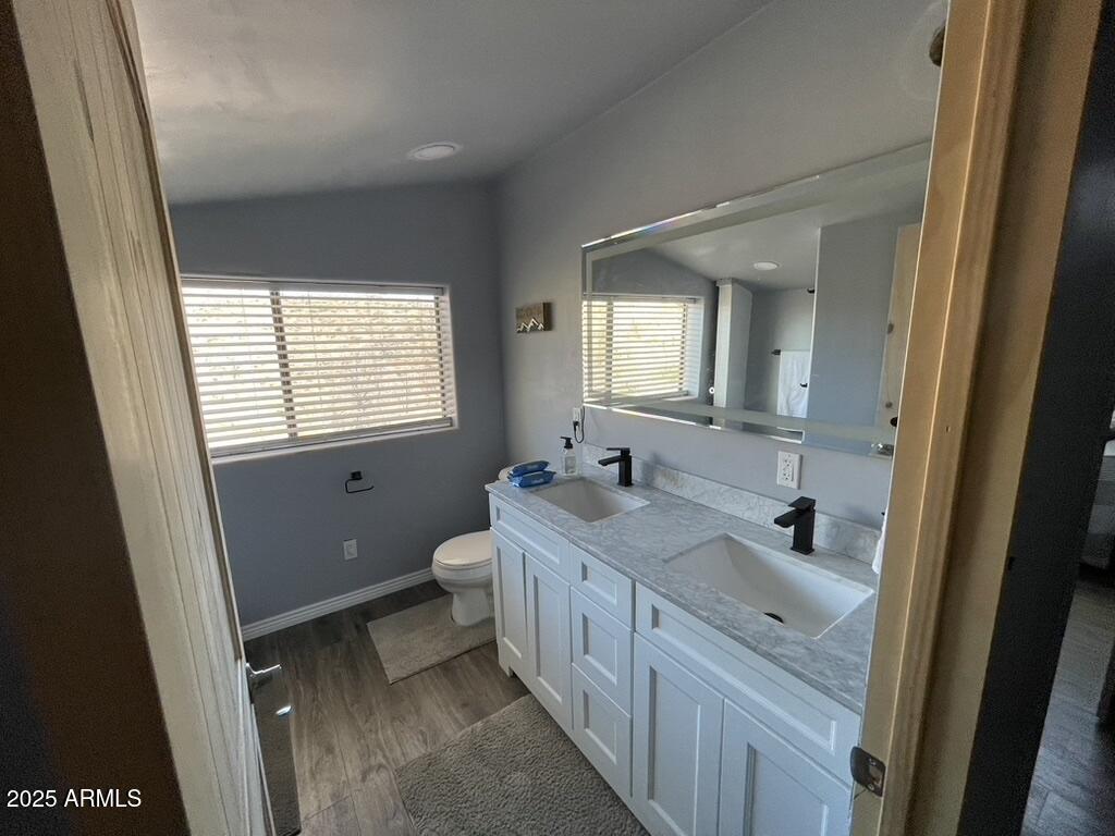 1076 East Horseshoe Springs Road Winkelman, AZ 85192 - Photo 28 of 31 a spacious bathroom with a double vanity sink a mirror and a bathtub
