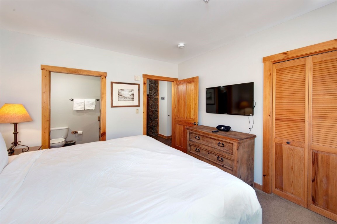 100 Dercum Square, Unit 8362 Keystone, CO 80435 - Photo 13 of 35 a bedroom with a flat screen tv and a bed