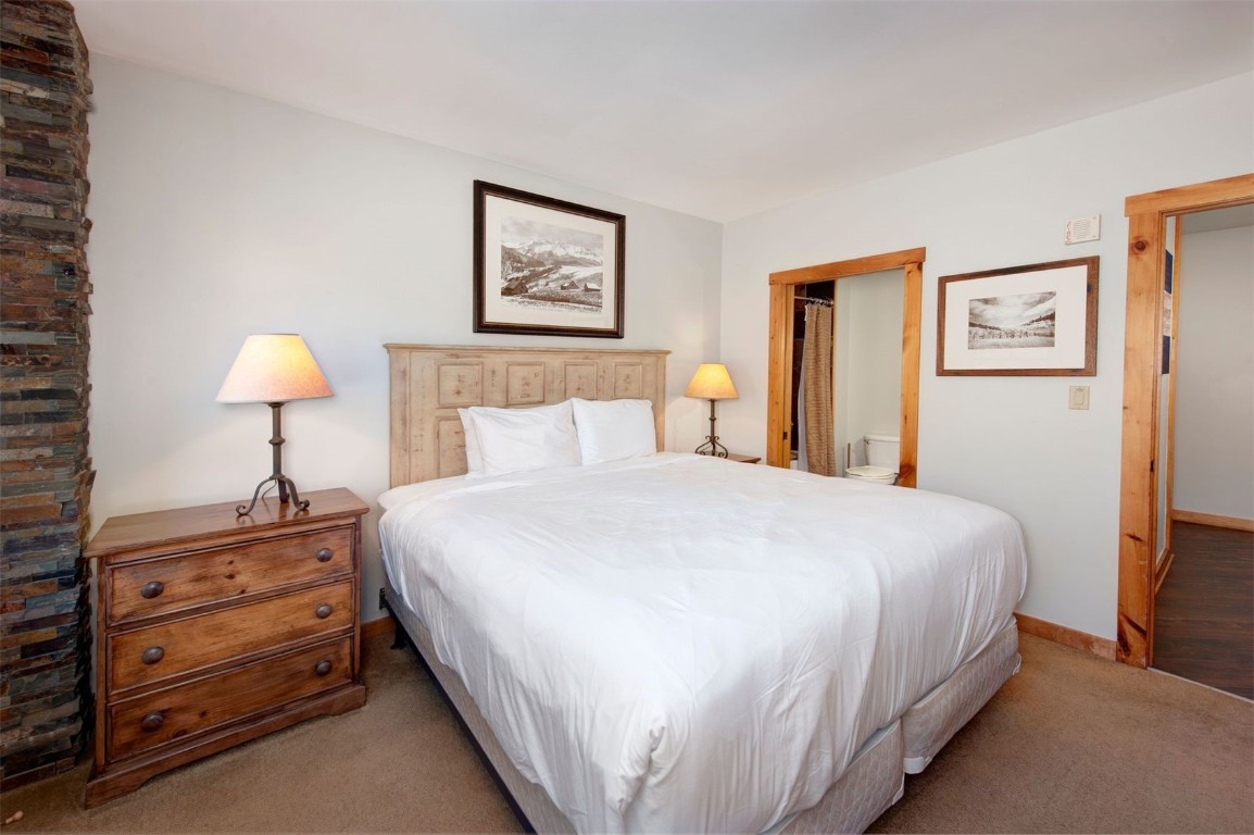 100 Dercum Square, Unit 8362 Keystone, CO 80435 - Photo 16 of 35 a bedroom with bed and painting on the wall