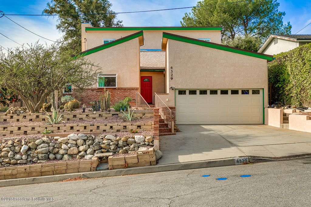 a view of a back yard of the house