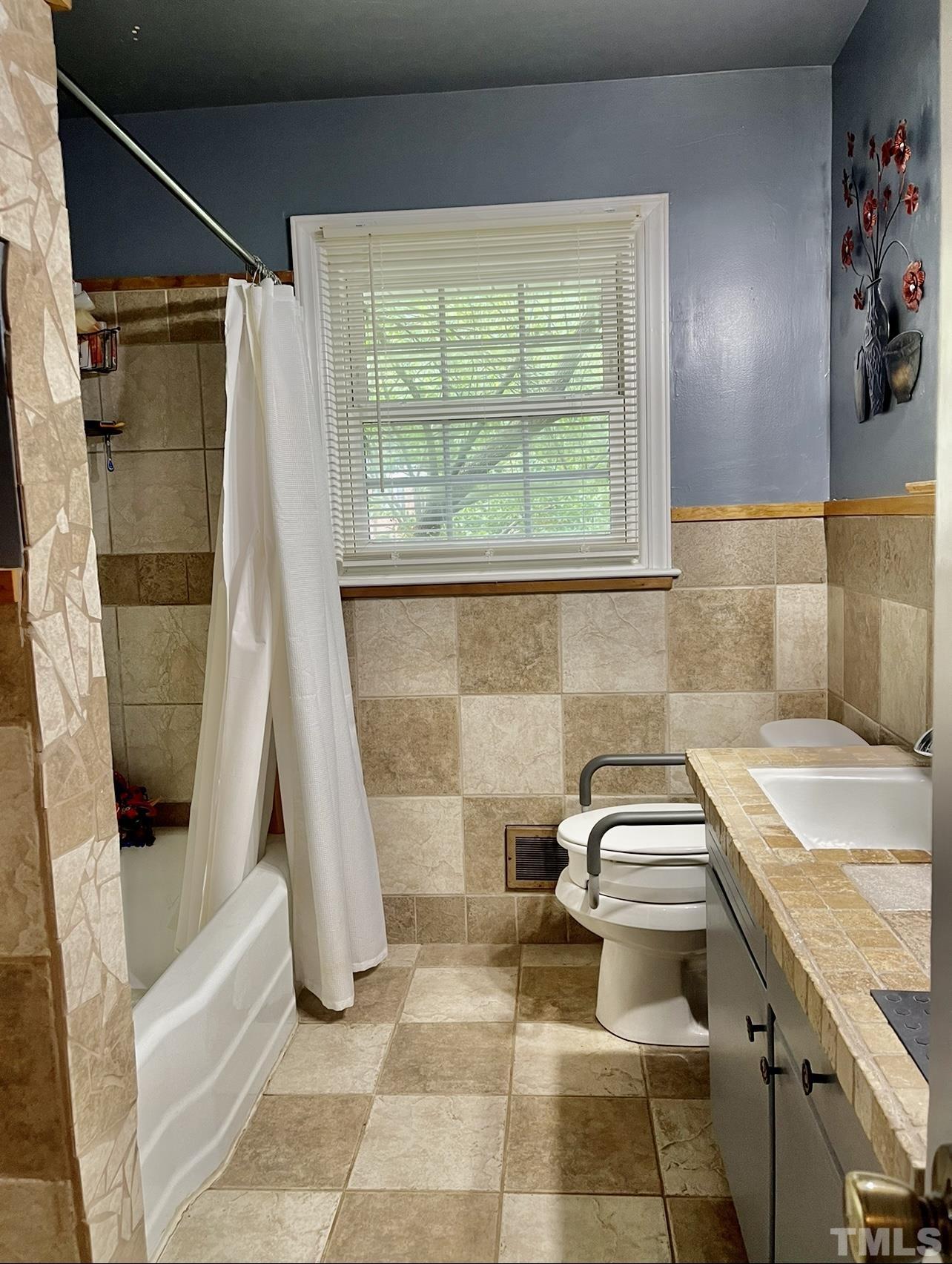 308 Parham Road Henderson, NC 27536 - Photo 10 of 27 a bathroom with a sink and a bathtub