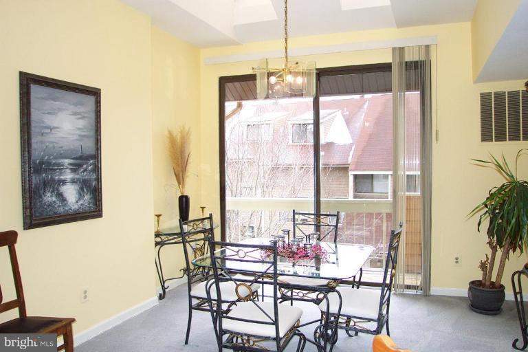 11206 Harbor Court, Unit 1206 Reston, VA 20191 - Photo 12 of 17 Dining Area