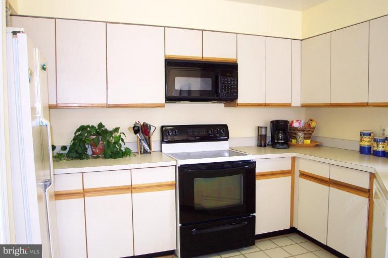 11206 Harbor Court, Unit 1206 Reston, VA 20191 - Photo 6 of 17 Kitchen