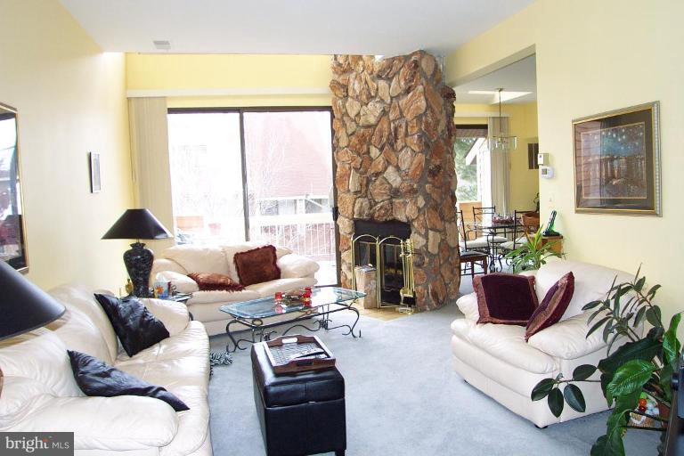 11206 Harbor Court, Unit 1206 Reston, VA 20191 - Photo 9 of 17 Living Room