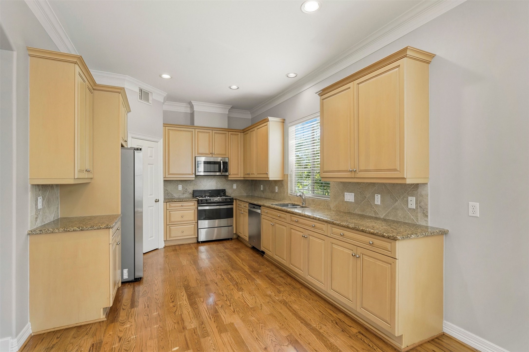 822 Stuart Street Houston, TX 77006 - Photo 11 of 27