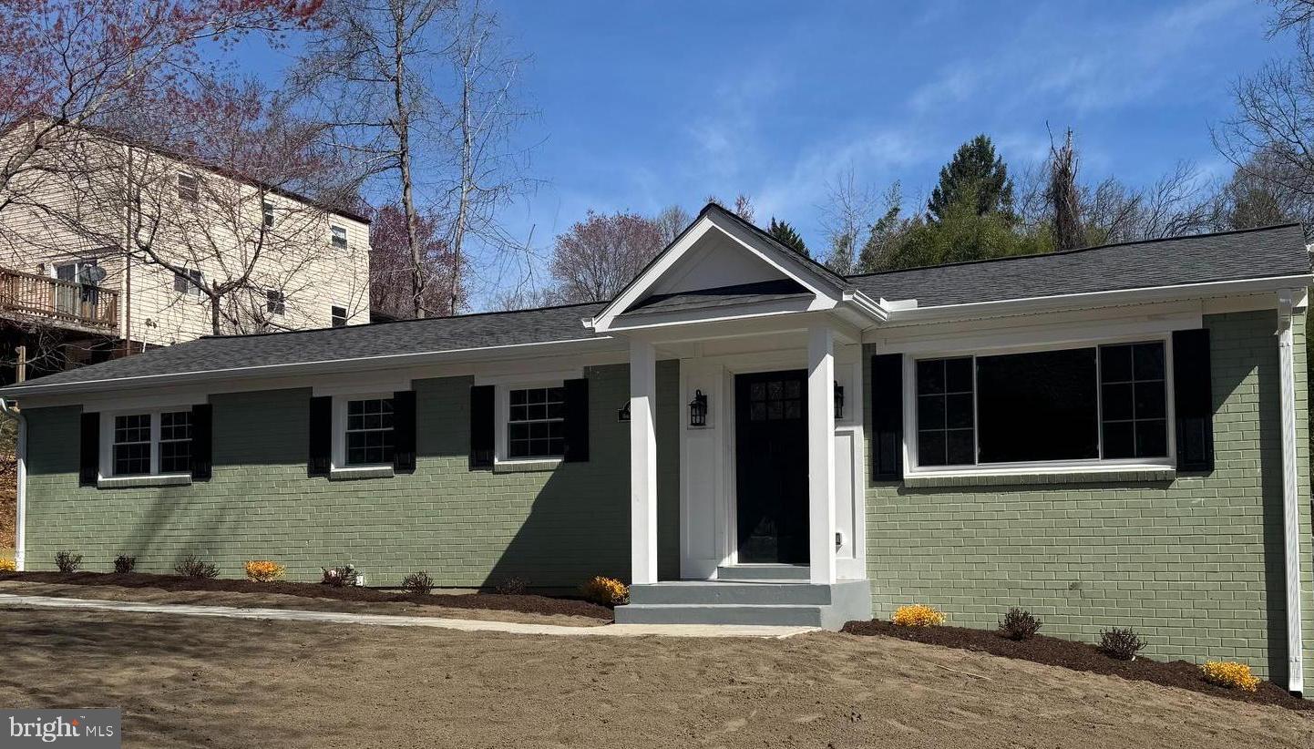 4010 Oaklawn Road Fort Washington, MD 20744 - Photo 1 of 37 a front view of a house with a yard