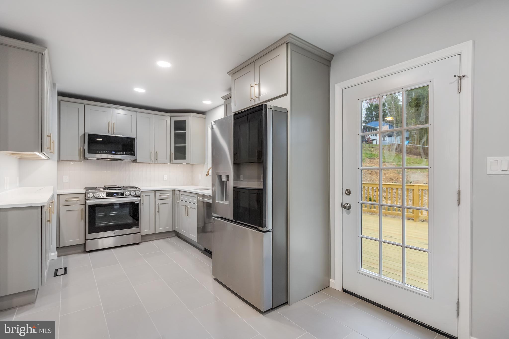4010 Oaklawn Road Fort Washington, MD 20744 - Photo 11 of 37 a kitchen with stainless steel appliances a refrigerator and a stove top oven