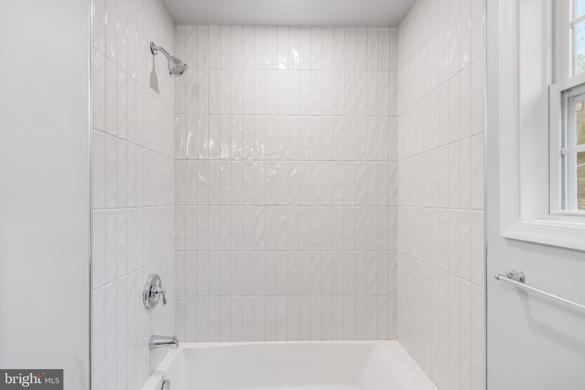 4010 Oaklawn Road Fort Washington, MD 20744 - Photo 21 of 37 a bathroom with a bathtub