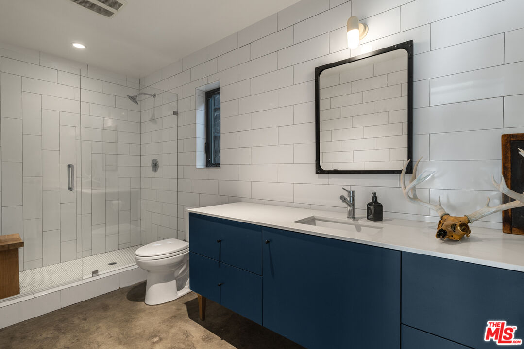 226 South Rimpau Boulevard Los Angeles, CA 90004 - Photo 29 of 43 a bathroom with a toilet sink double vanity and shower