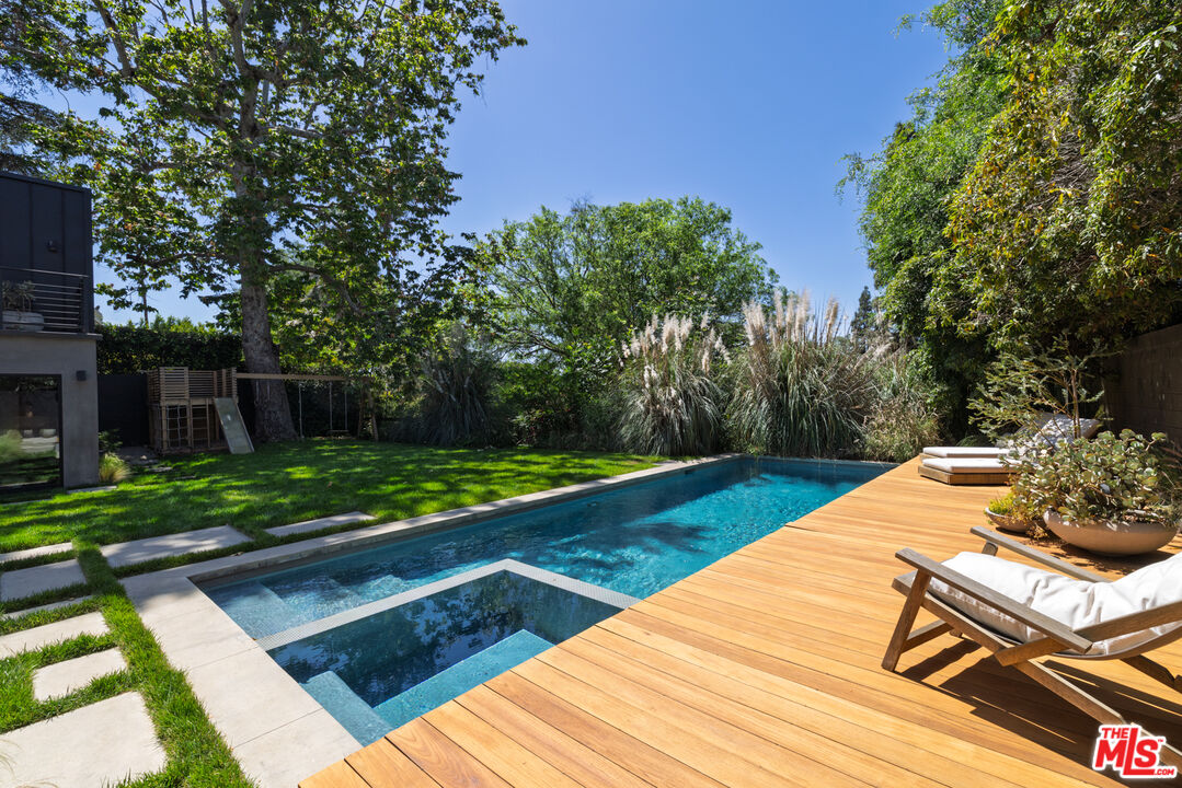 226 South Rimpau Boulevard Los Angeles, CA 90004 - Photo 40 of 43 a view of a backyard with sitting area