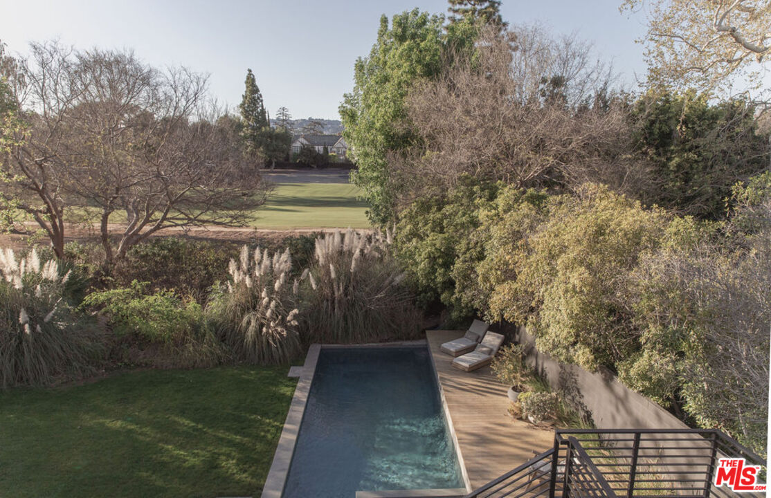 226 South Rimpau Boulevard Los Angeles, CA 90004 - Photo 43 of 43 a view of a yard