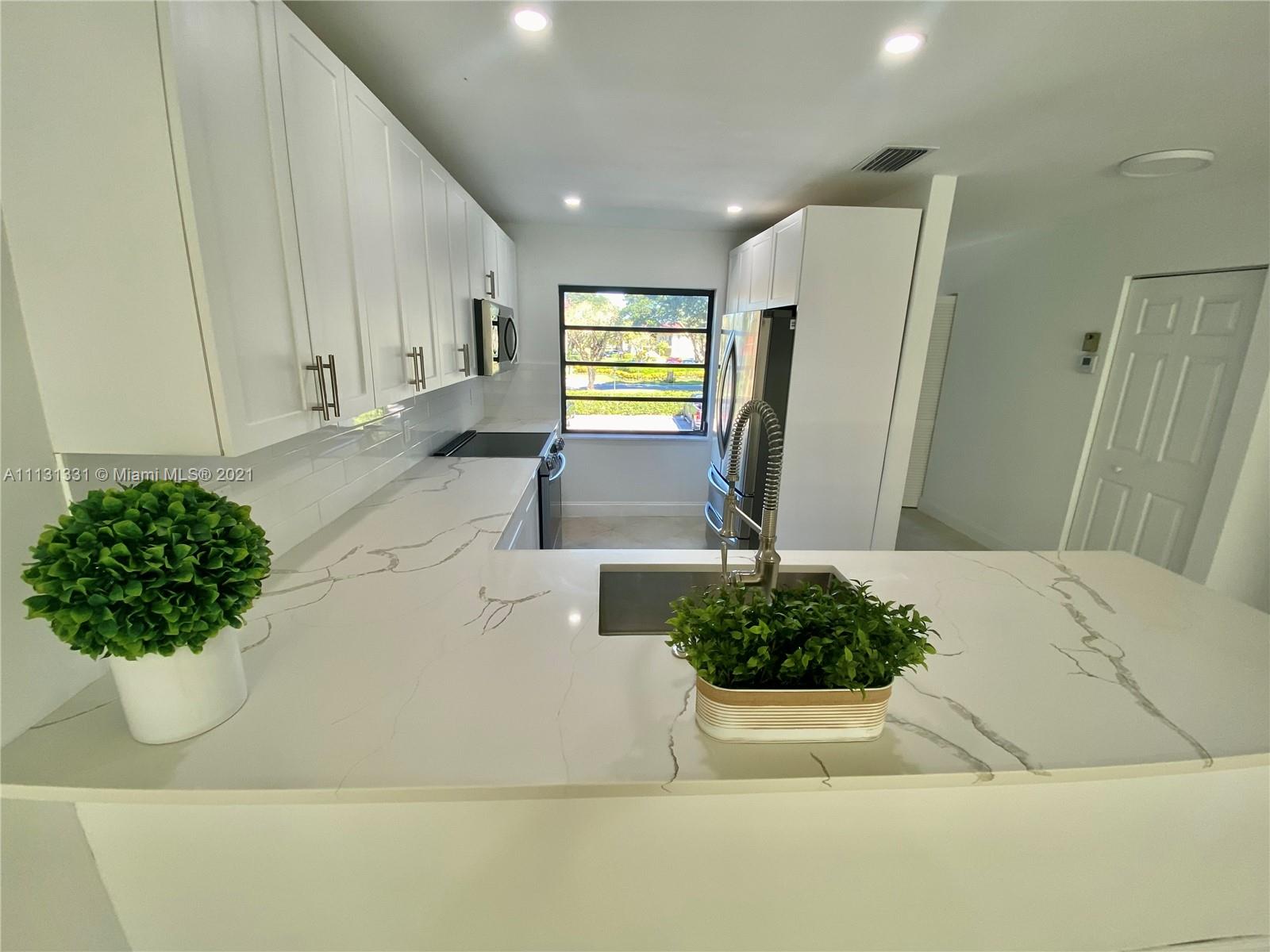 8320 Casa Del Lago, Unit H Boca Raton, FL 33433 - Photo 2 of 12 Gallery Image 2
