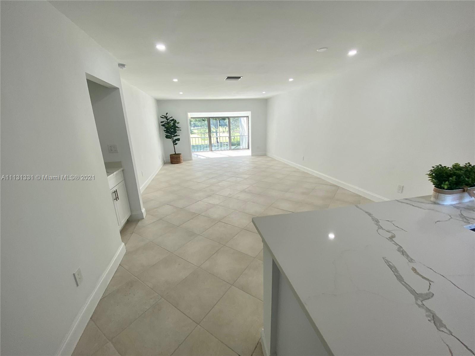 8320 Casa Del Lago, Unit H Boca Raton, FL 33433 - Photo 4 of 12 Gallery Image 4