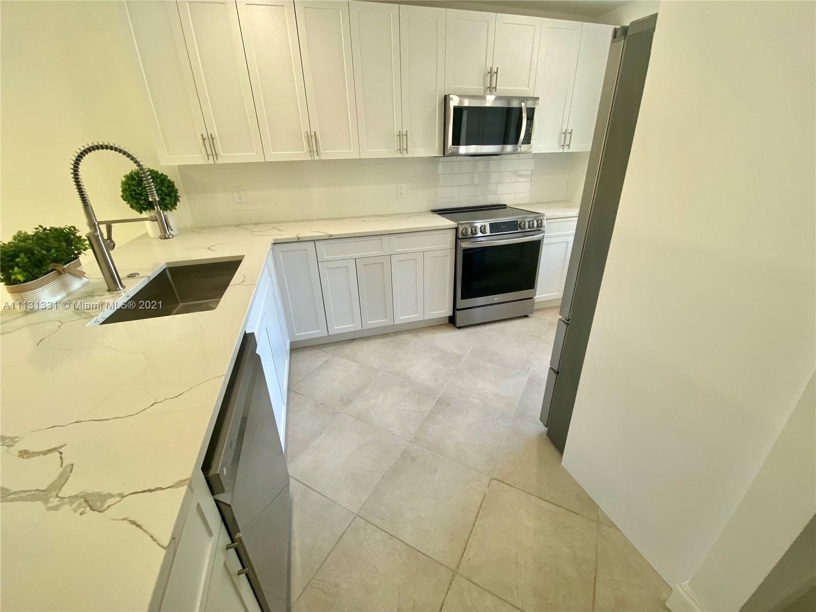 8320 Casa Del Lago, Unit H Boca Raton, FL 33433 - Photo 5 of 12 Gallery Image 5