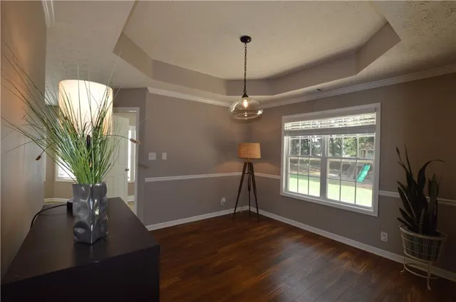a view of livingroom with furniture and entryway