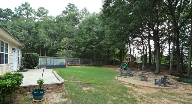 a view of a backyard with palm trees