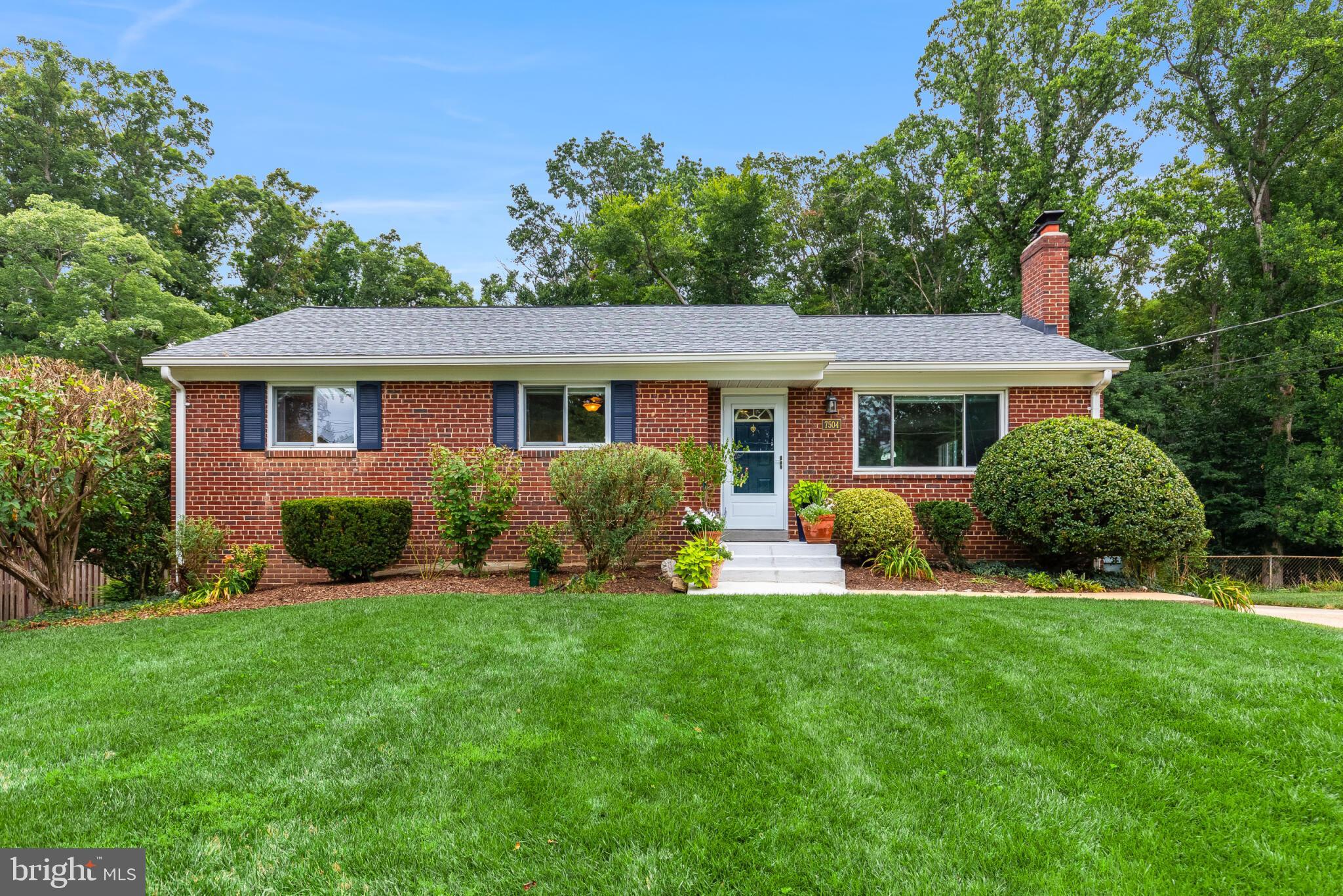7504 Nancemond Street Springfield, VA 22150 - Photo 5 of 51 Manicured front yard view