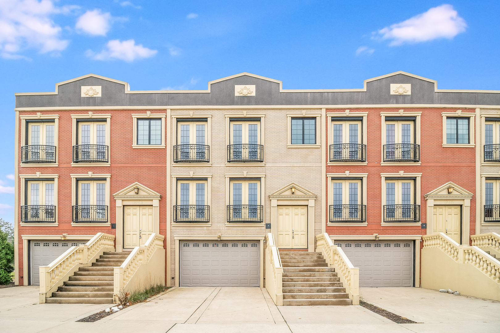 16W560 Bluff Road, Unit 16W540 Willowbrook, IL 60527 - Photo 1 of 39 Gallery Image 1