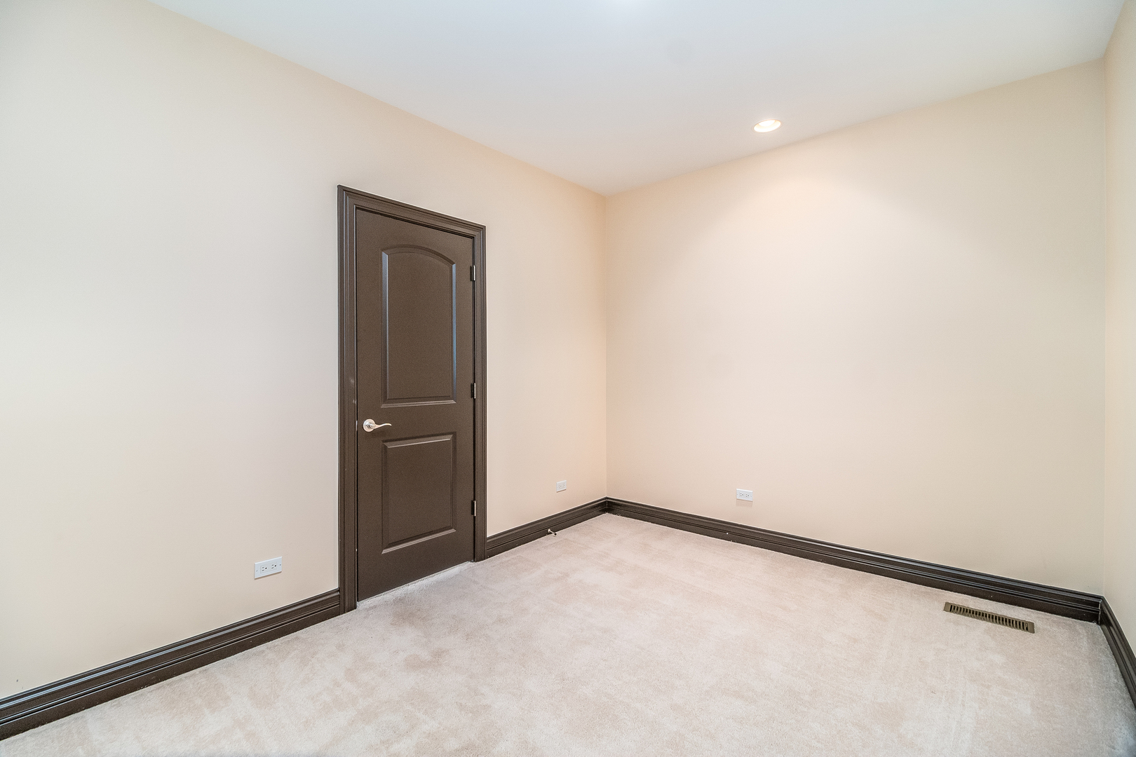 16W560 Bluff Road, Unit 16W540 Willowbrook, IL 60527 - Photo 14 of 39 Gallery Image 14