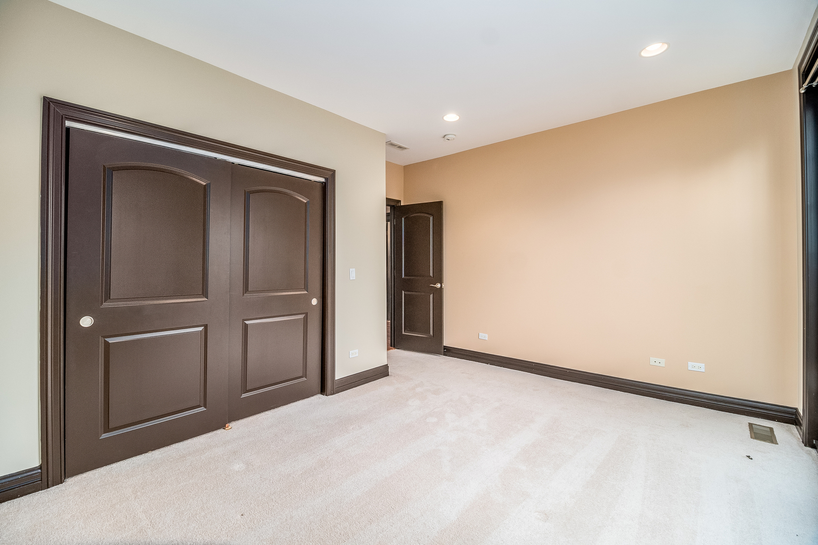 16W560 Bluff Road, Unit 16W540 Willowbrook, IL 60527 - Photo 17 of 39 Gallery Image 17