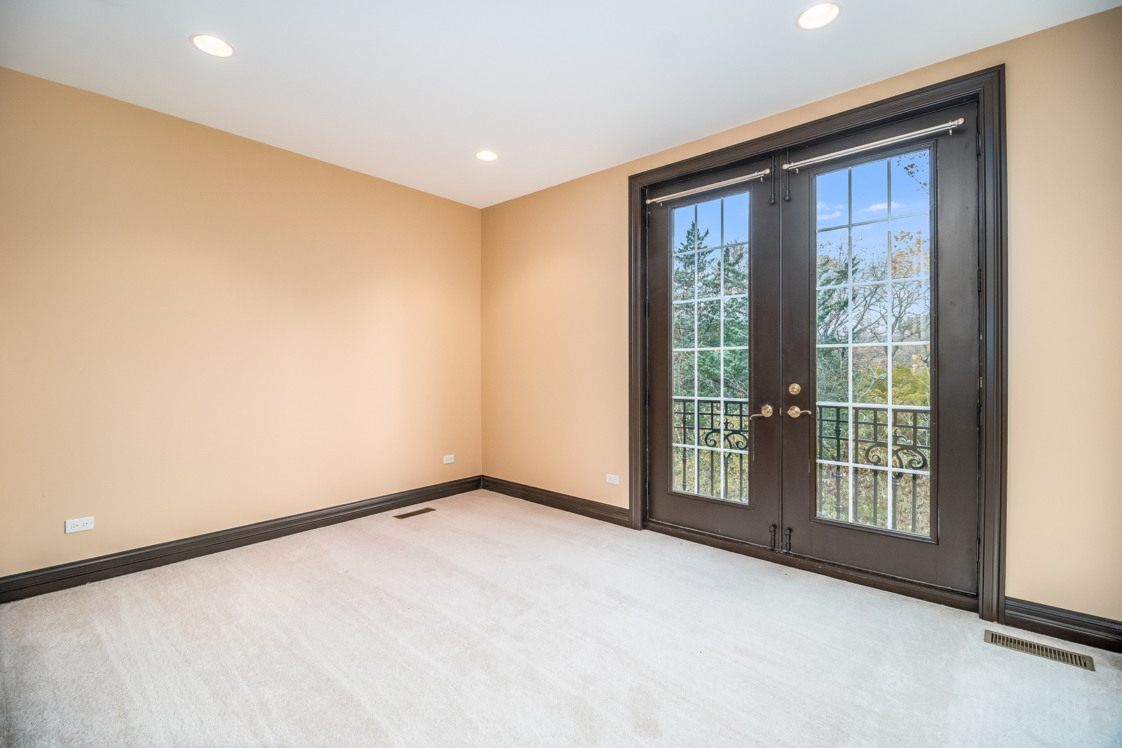 16W560 Bluff Road, Unit 16W540 Willowbrook, IL 60527 - Photo 18 of 39 Gallery Image 18