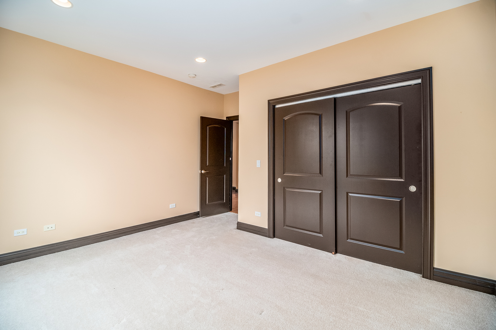 16W560 Bluff Road, Unit 16W540 Willowbrook, IL 60527 - Photo 19 of 39 Gallery Image 19