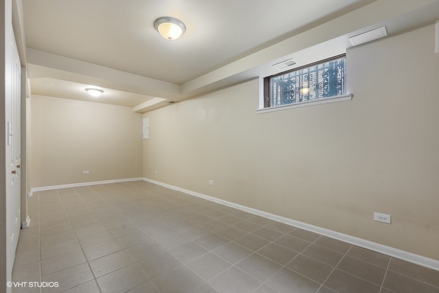 2815 South Farrell Street, Unit A Chicago, IL 60608 - Photo 17 of 18 en empty room with windows