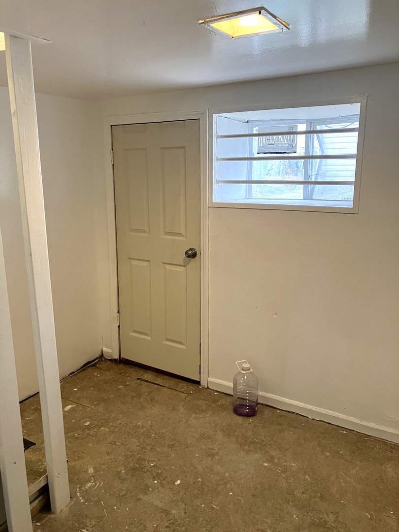 840 East 89th Street Chicago, IL 60619 - Photo 23 of 27 an empty room with a empty space and a window