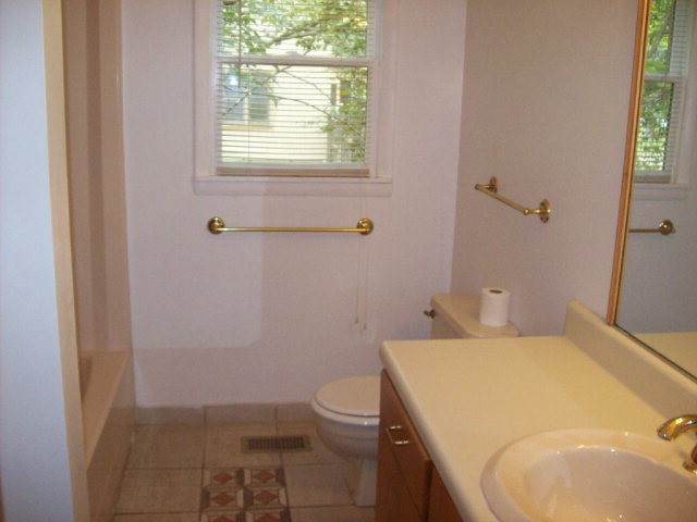 8 Troon Way Aiken, SC 29803 - Photo 9 of 19 Hall Bathroom