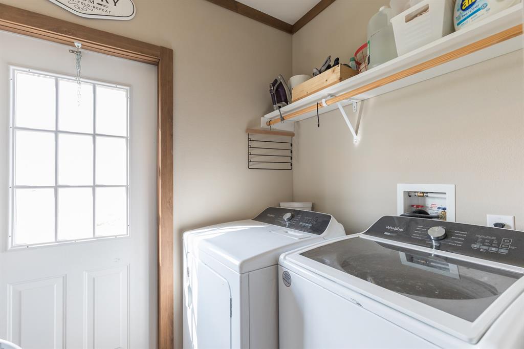 10099 County Road 452 Merkel, TX 79536 - Photo 26 of 28 a utility room with dryer and washer