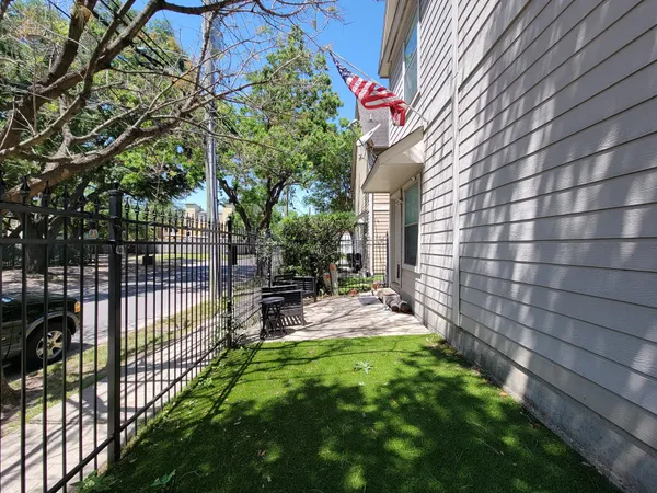 $2,300 | 75 Dennis Street, Houston, TX 77006