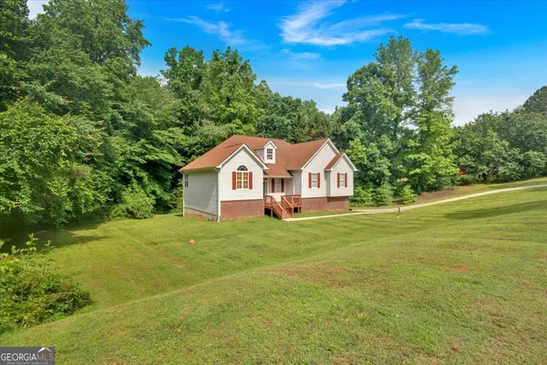 a view of a house with a yard