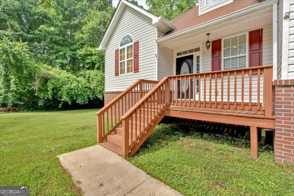 a view of a house with a yard