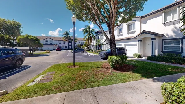a view of a house with a yard