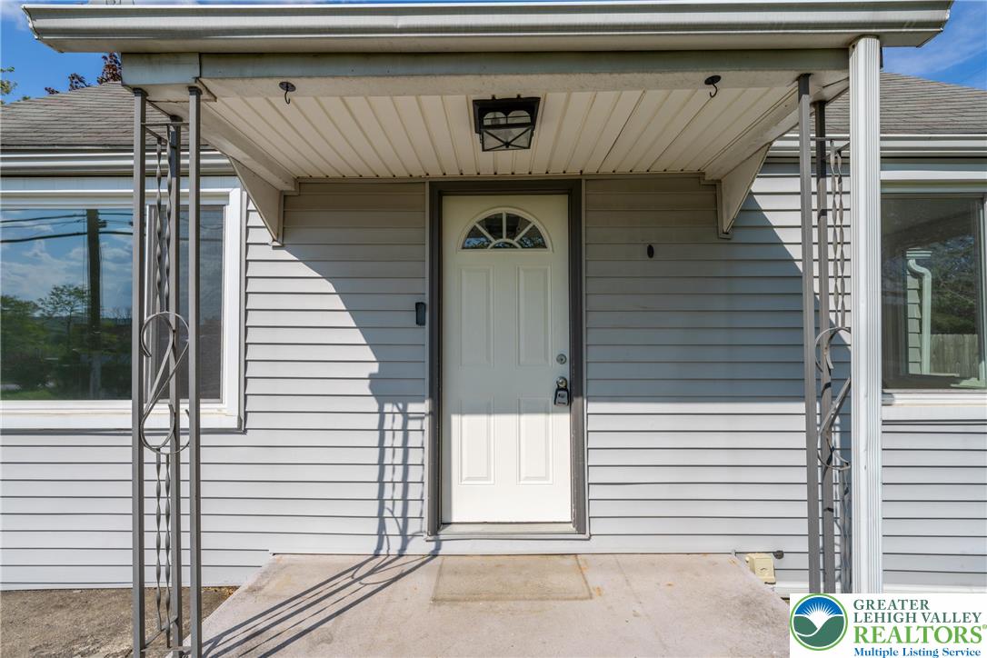 4327 Lanark Road Center Valley, PA 18034 - Photo 4 of 37 Gallery Image 4