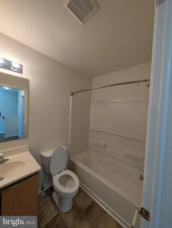 a view of empty room with window